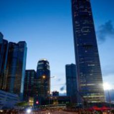 Cae la noche en Hong Kong, con Alguersuari como protagonista