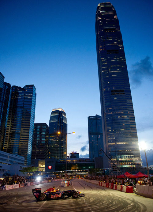 Cae la noche en Hong Kong, con Alguersuari como protagonista