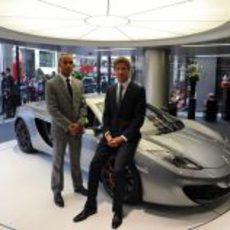 Lewis Hamilton, Jenson Button y el MP4-12C plateado