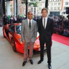 Hamilton y Button con el MP4-12C naranja en el escaparate