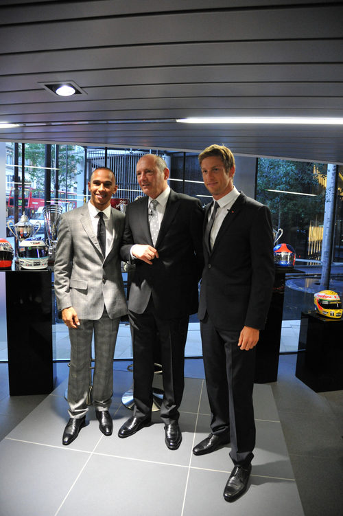 Lewis Hamilton, Ron Dennis y Jenson Button en Londres