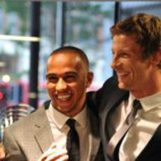 Lewis y Jenson se divierten en la gala de McLaren