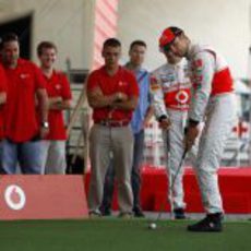 Jenson Button jugando al golf en Valencia