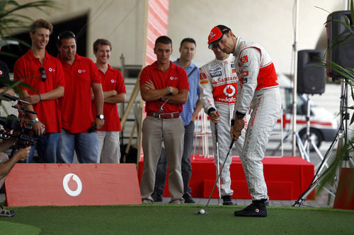 Jenson Button jugando al golf en Valencia