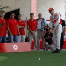 De la Rosa le da una clase de golf a Button en Valencia