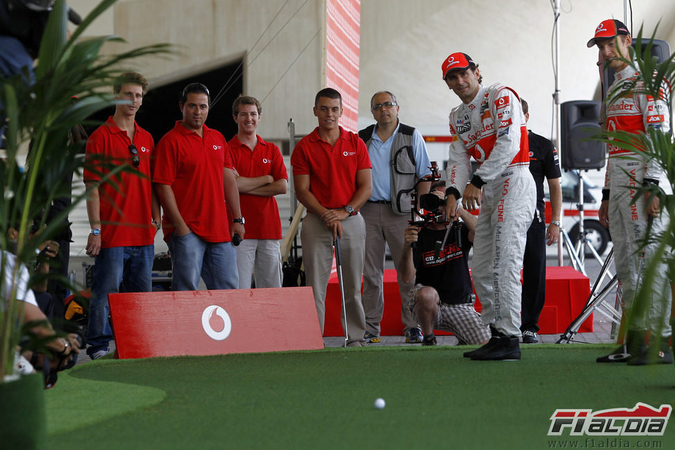 De la Rosa le da una clase de golf a Button en Valencia