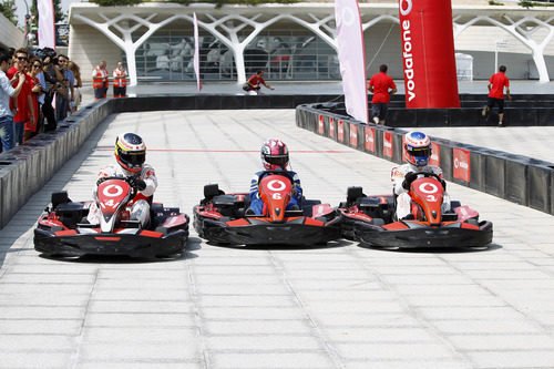 Una carrera de karts con De la Rosa, Button y uno de los pilotos jóvenes