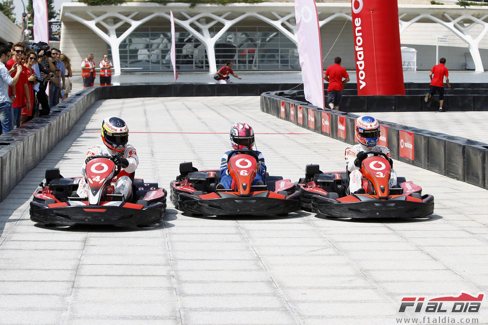 Una carrera de karts con De la Rosa, Button y uno de los pilotos jóvenes