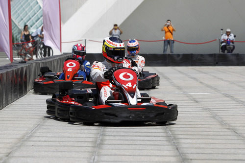 Pedro de la Rosa al frente en el circuito de karts en Valencia