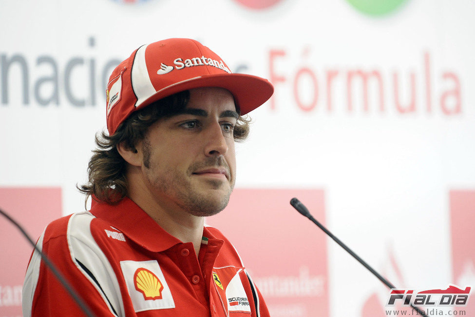 Fernando Alonso en uno de los actos promocionales en Valencia