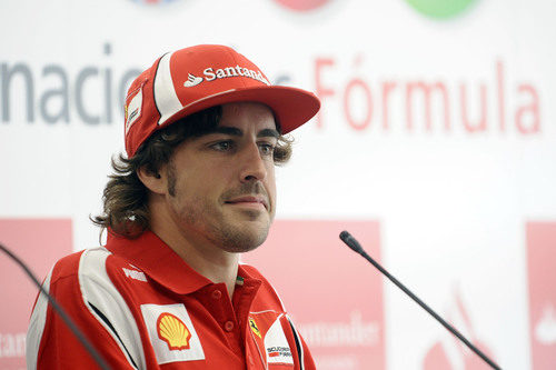 Fernando Alonso en uno de los actos promocionales en Valencia