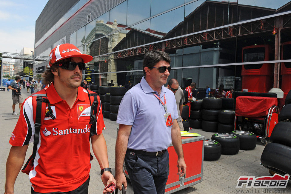 Alonso y su manager llegan al circuito de Valencia