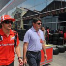 Alonso y su manager llegan al circuito de Valencia