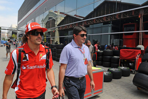 Alonso y su manager llegan al circuito de Valencia