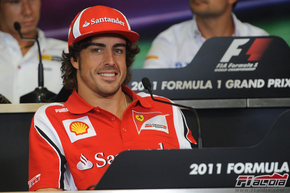 Alonso sonriente en la rueda de prensa oficial de la FIA