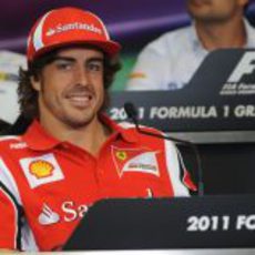 Alonso sonriente en la rueda de prensa oficial de la FIA