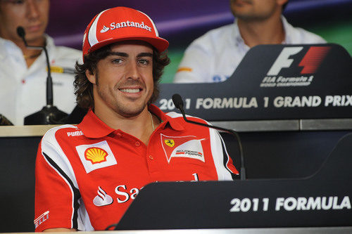 Alonso sonriente en la rueda de prensa oficial de la FIA