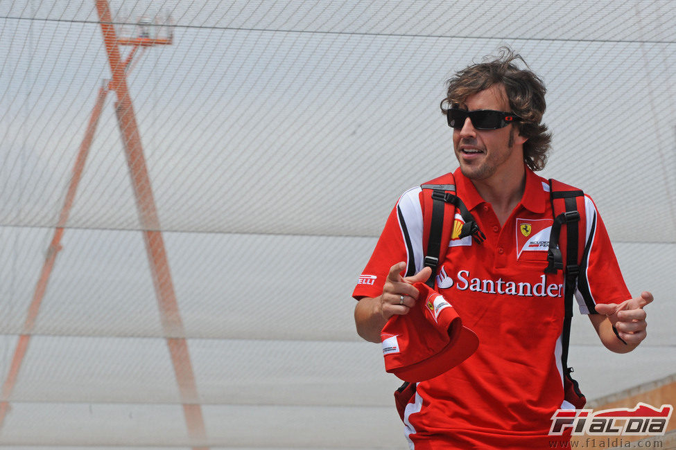 Fernando Alonso sin su gorra en el VSC