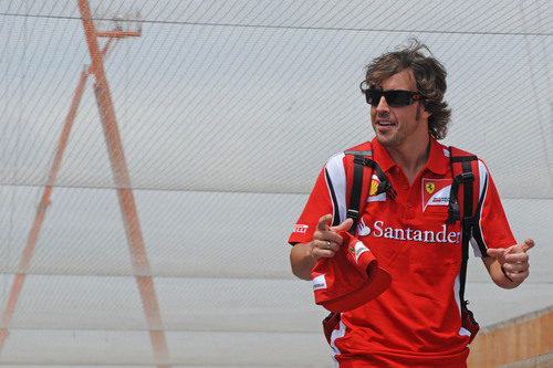 Fernando Alonso sin su gorra en el VSC