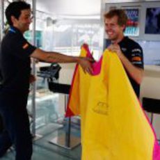 Vettel se divierte con el capote en Valencia