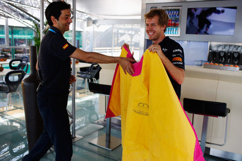 Vettel se divierte con el capote en Valencia