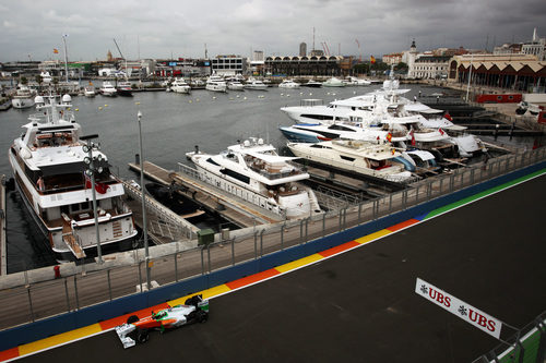 Sutil pasa junto al puerto deportivo de Valencia