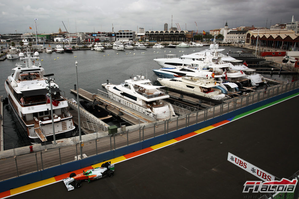 Sutil pasa junto al puerto deportivo de Valencia