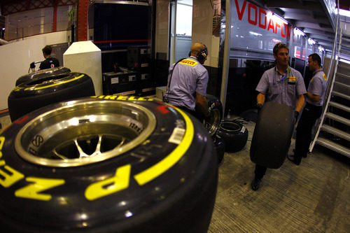 Los operarios de Pirelli preparan los neumáticos de McLaren