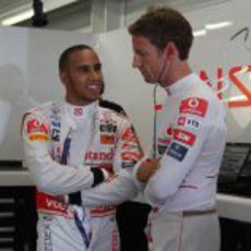 Hamilton y Button hablan en su box del GP de Europa 2011