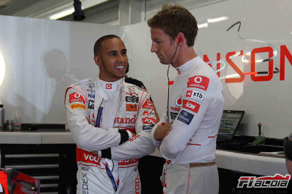 Hamilton y Button hablan en su box del GP de Europa 2011