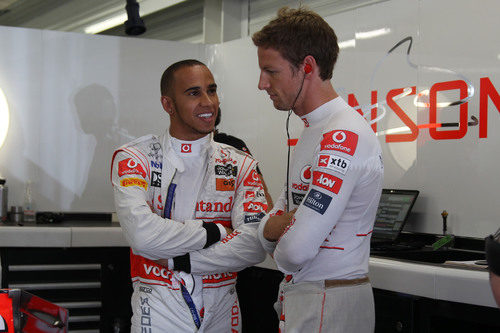 Hamilton y Button hablan en su box del GP de Europa 2011