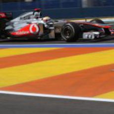 Lewis Hamilton rueda en el Valencia Street Circuit