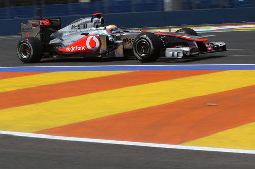Lewis Hamilton rueda en el Valencia Street Circuit