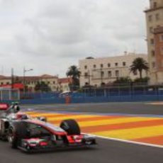 Jenson Button rueda en el Valencia Street Circuit