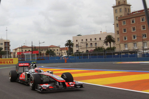 Jenson Button rueda en el Valencia Street Circuit