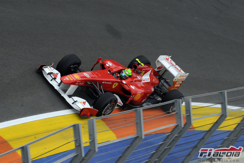 Felipe Massa rueda en el circuito urbano de Valencia