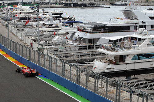 Alonso pasa junto al puerto deportivo de Valencia