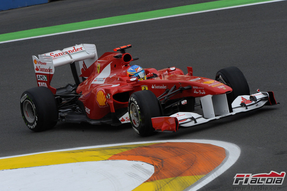 Fernando Alonso rueda en el GP de Europa 2011