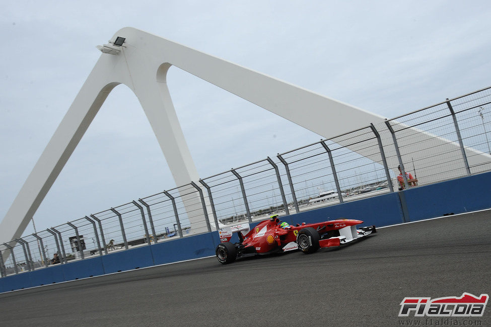 Massa cruza el puente del Valencia Street Circuit