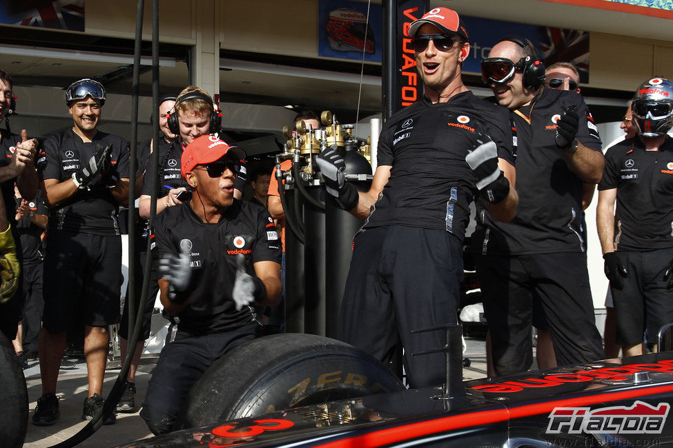 Hamilton y Button hacen de mecánicos en Valencia