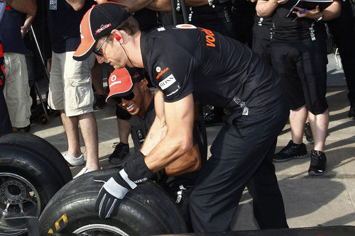 Button coloca el neumático y Hamilton la tuerca
