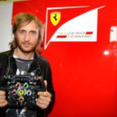 David Guetta se pasó por el box de Ferrari en Valencia