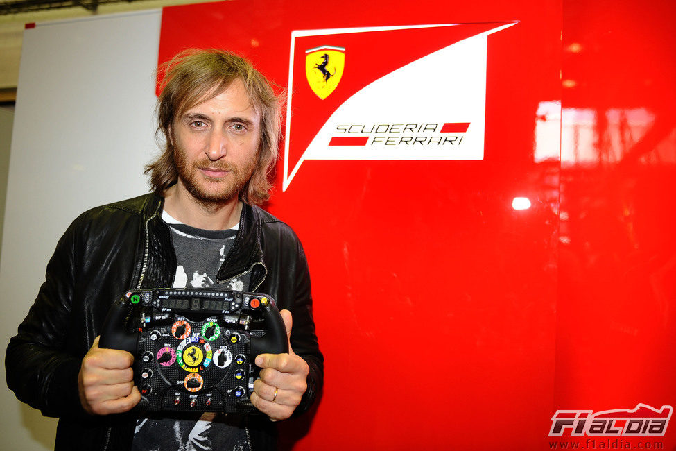 David Guetta se pasó por el box de Ferrari en Valencia