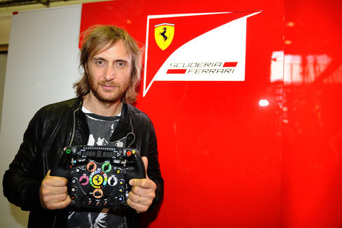 David Guetta se pasó por el box de Ferrari en Valencia