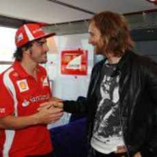 David Guetta saluda a Fernando Alonso en Valencia