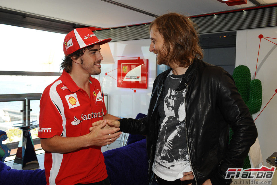 David Guetta saluda a Fernando Alonso en Valencia