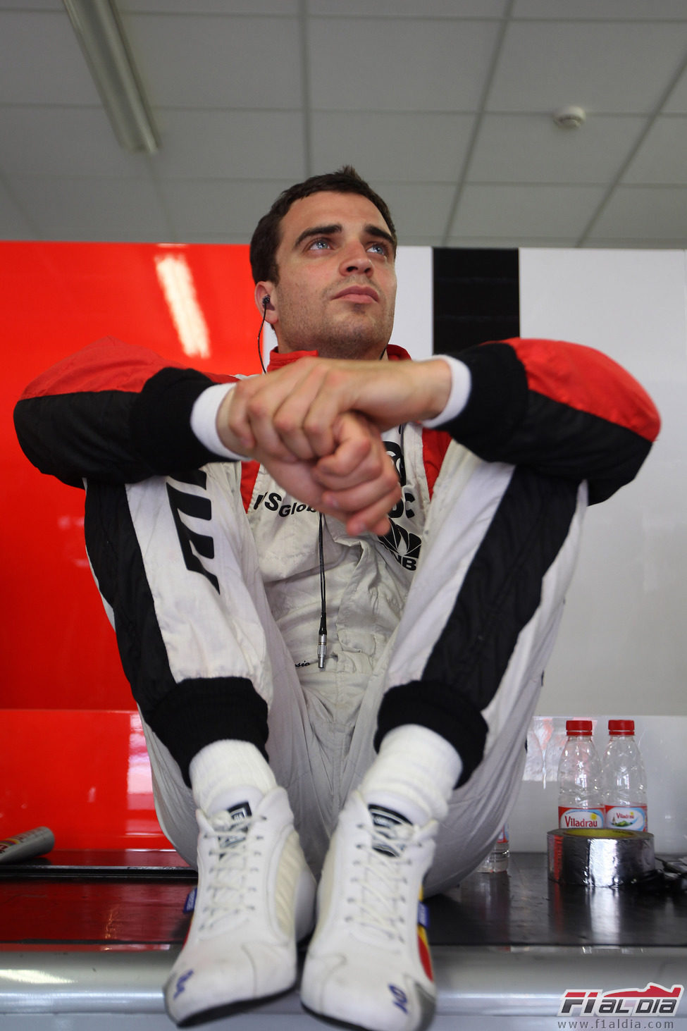 D'Ambrosio sentado en su box en el GP de Europa 2011