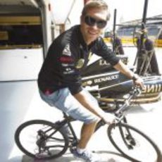 Petrov sale a dar una vuelta en bicicleta por el circuito de Valencia