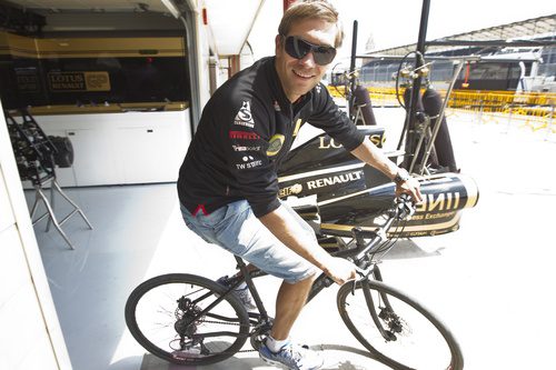 Petrov sale a dar una vuelta en bicicleta por el circuito de Valencia