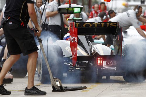 Petrov llega a los boxes del circuito de Valencia quemando rueda